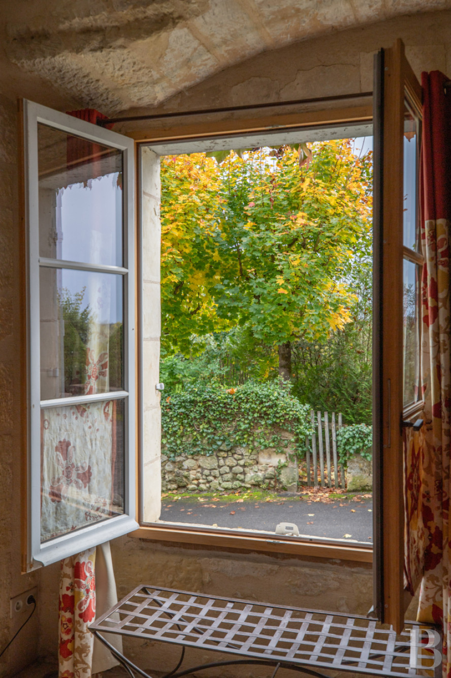 En Indre-et-Loire, sur les hauteurs d’un village, près d’Amboise, un château et son hameau en bordure de forêt - photo  n°14